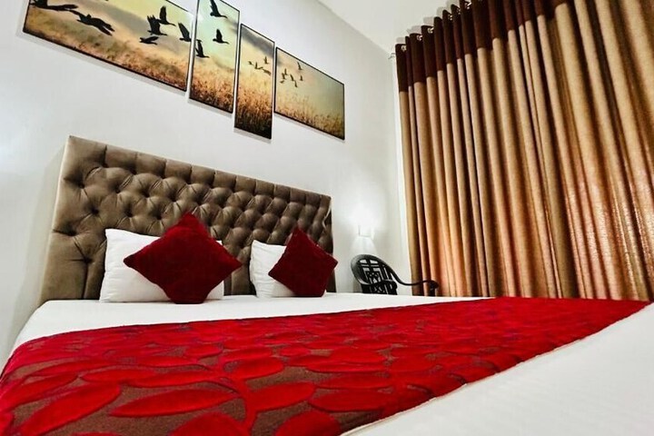 Room 9 of 16
