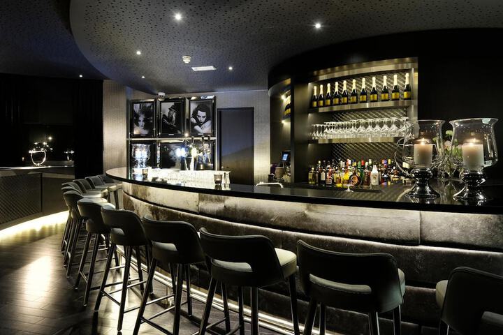 Lounge 38 of 46