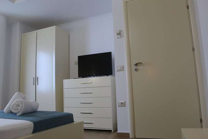 Room 5 of 100