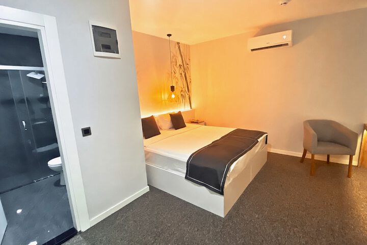 Room 12 of 27