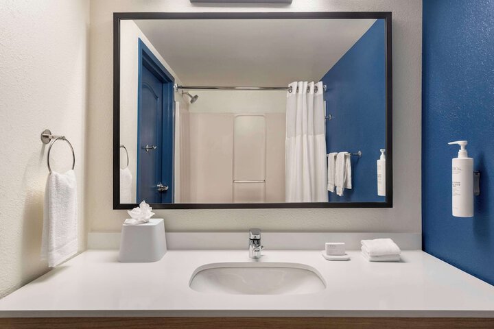 1 King Bed Bathtub Accessible (12 of 12)