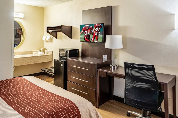 Deluxe Queen Bed (1 of 9)