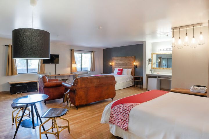 2 Queen Beds (8 of 16)