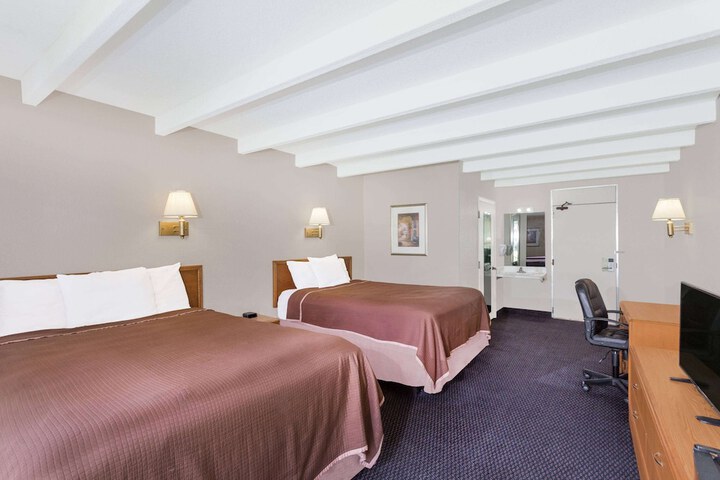 1 Queen Bed (13 of 13)