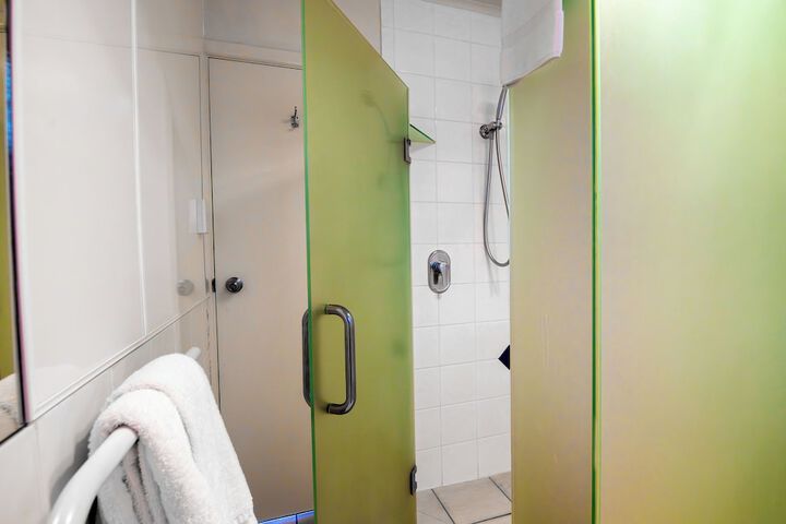 Room 76 of 108