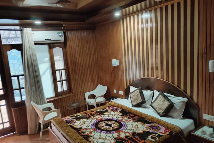 Room 6 of 12