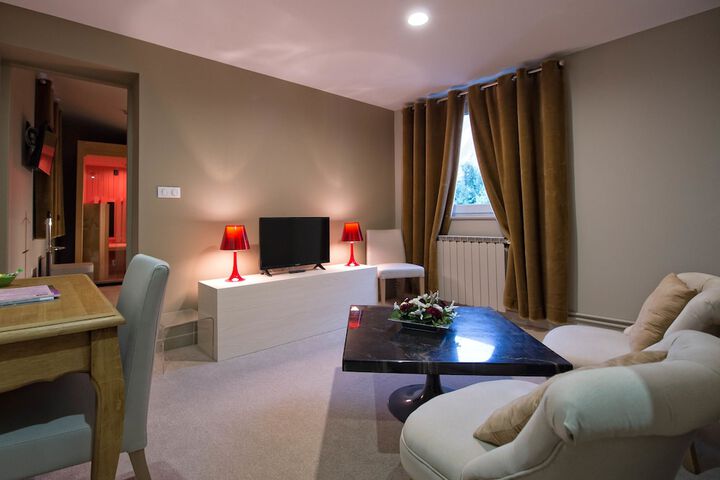 Room 32 of 53