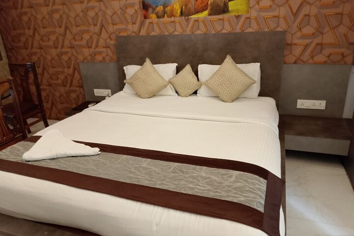 Room 7 of 16
