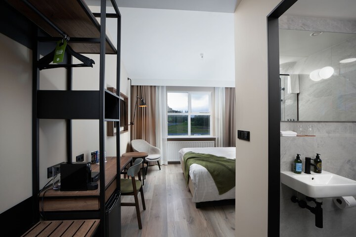 Room 8 of 32