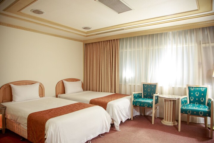 Room 8 of 35