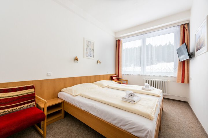 Room 11 of 100
