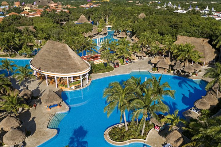 Hotel Pool
