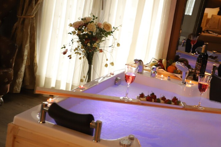 Hot Tub 17 of 31