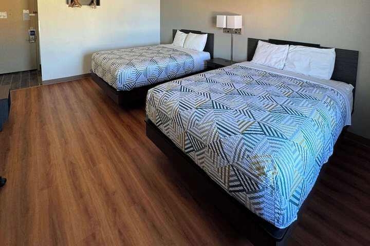 Deluxe Queen Bed (4 of 12)