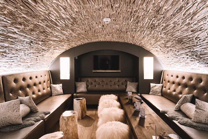 Lounge 38 of 45