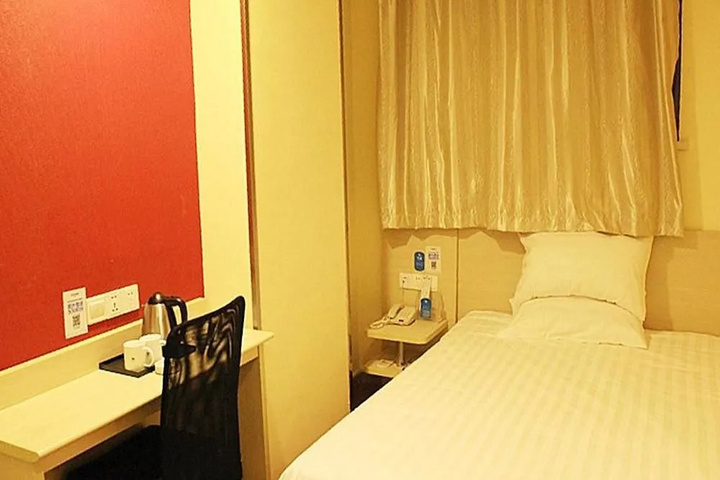 Room 4 of 9
