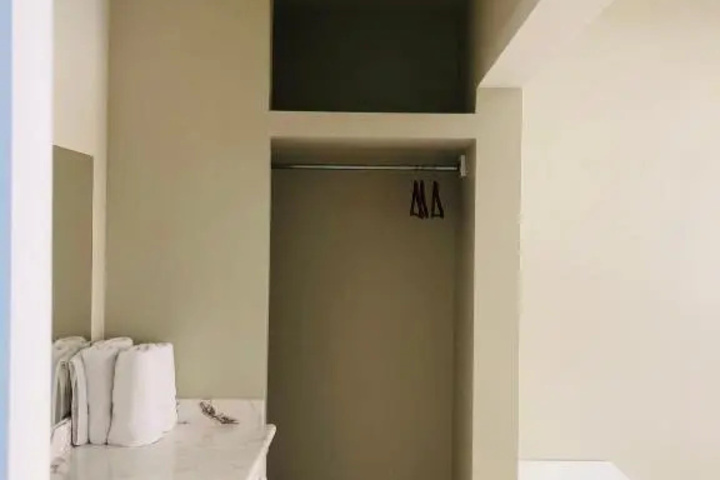 Room 6 of 10