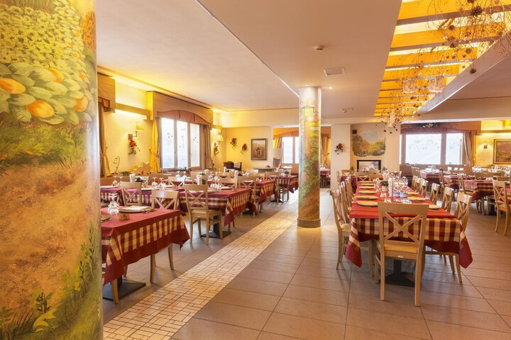 Dining 4 of 15