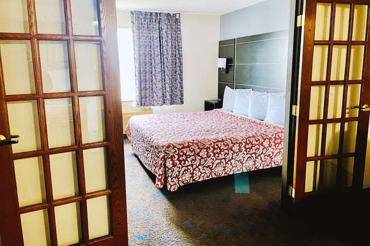 Deluxe King Bed (9 of 12)