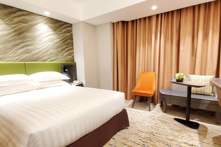 Room 27 of 103