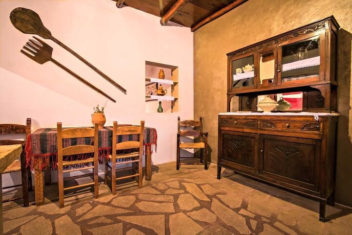 Room 7 of 32