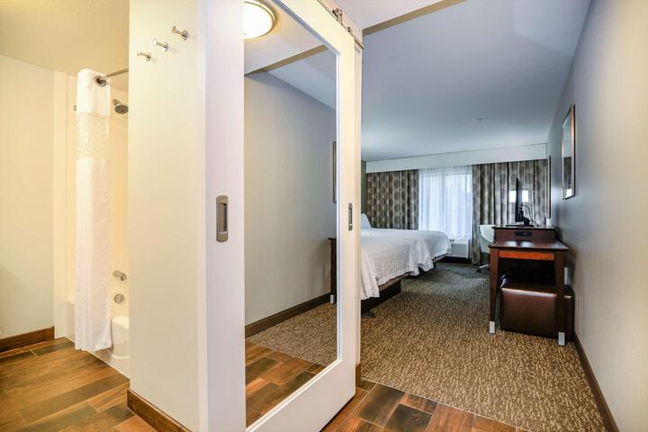 2 Queen Beds Mobility Accessible with Tub (4 of 17)