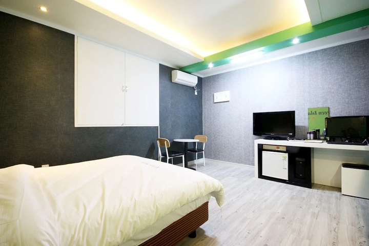 Room 13 of 21