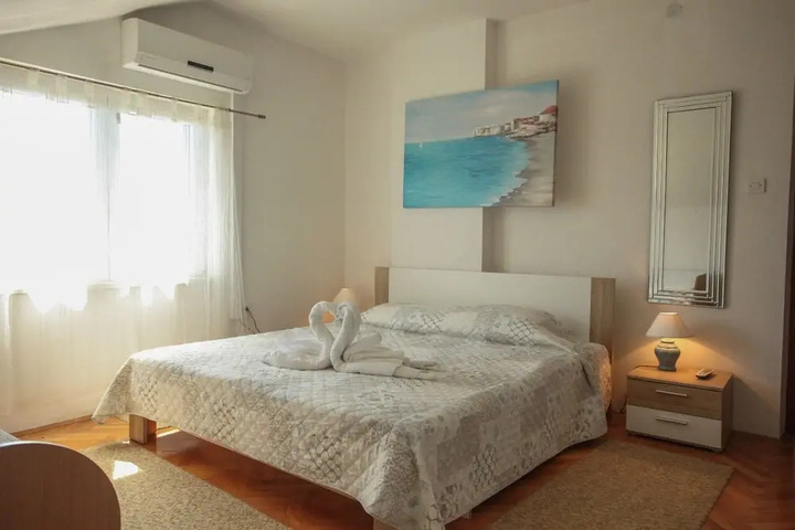 Room 4 of 14