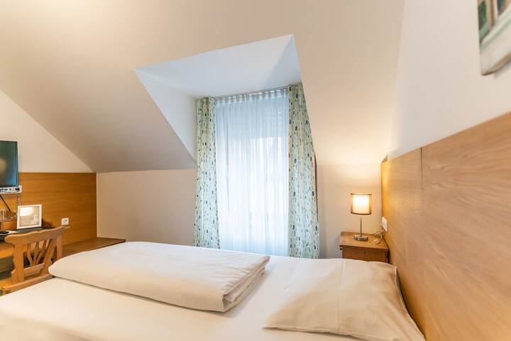 Room 7 of 33