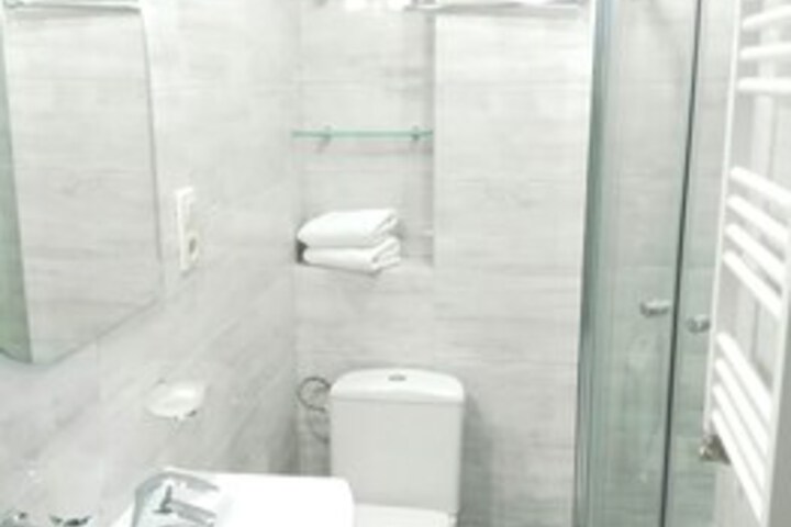 Room 4 of 99