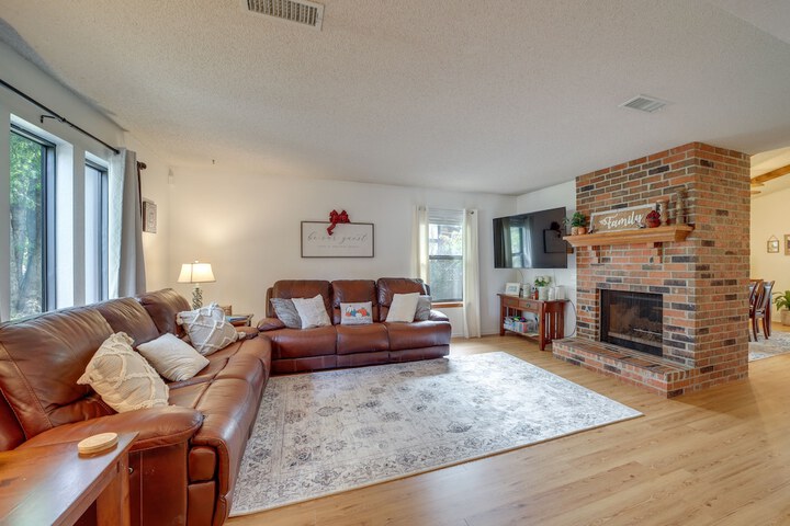 Family-friendly Broken Arrow Retreat w / Yard!