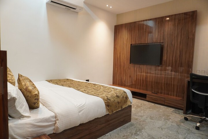 Room 3 of 16