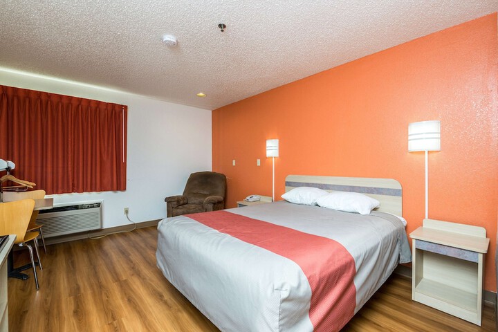 1 King Bed (7 of 17)