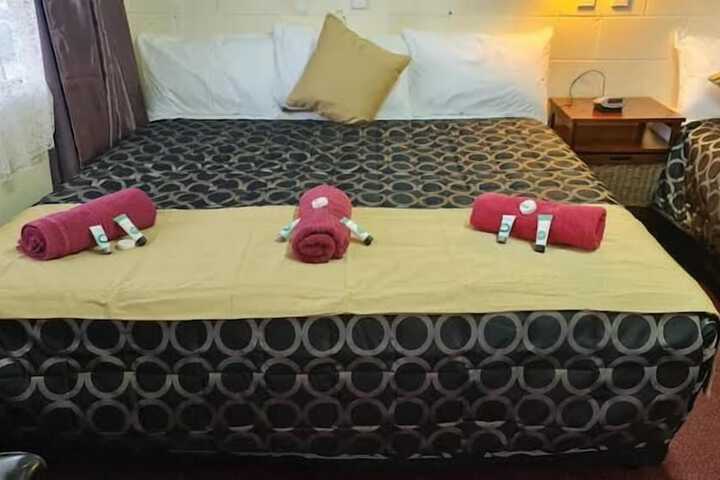 Room 6 of 8