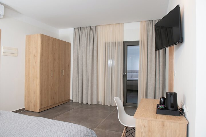 Room 33 of 76