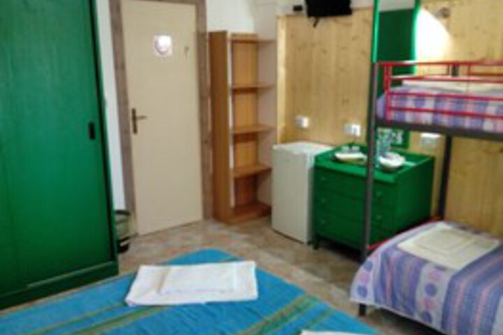 Room 32 of 48