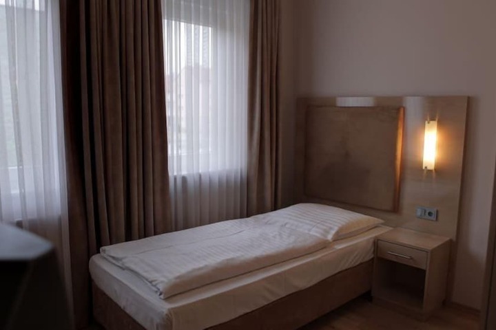 Room 17 of 33
