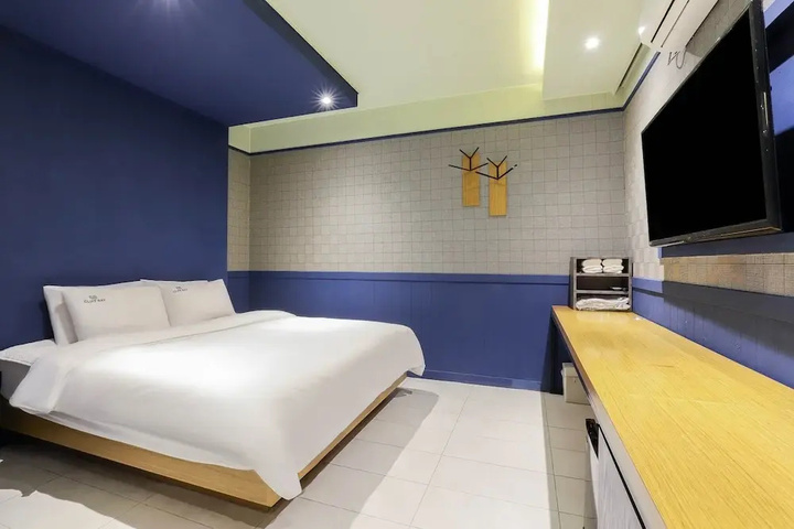 Room 5 of 8