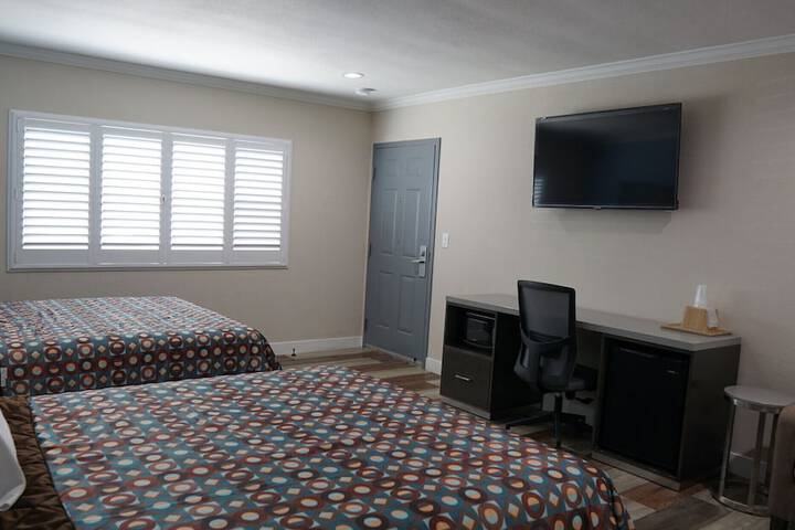 2 Queen Beds (12 of 17)