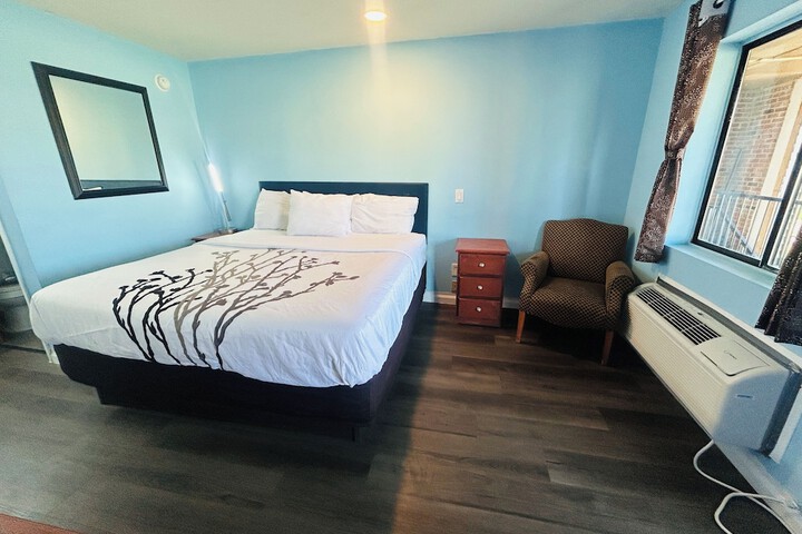 Room 7 of 33
