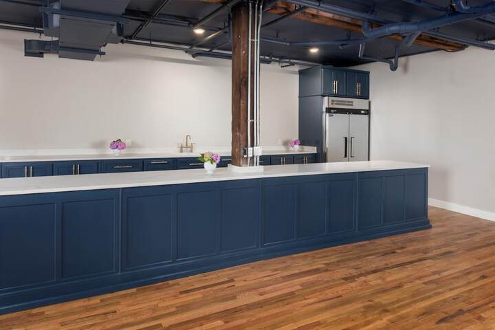 Ballroom/Hall 28 of 36