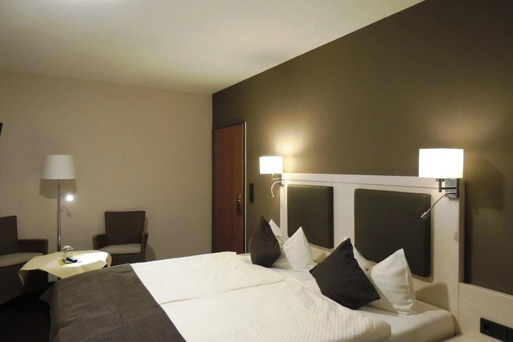 Room 9 of 10