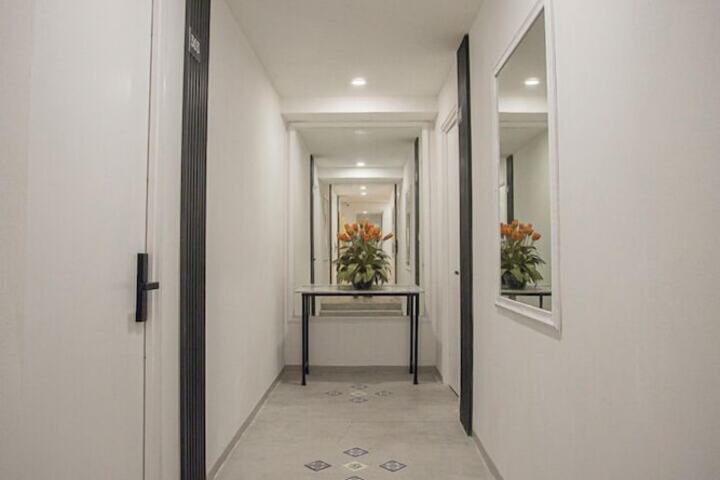 Ballroom/Hall 121 of 124