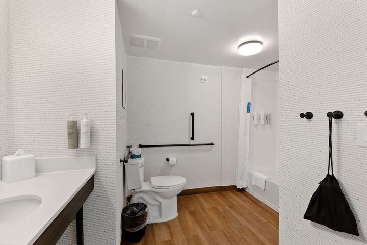 2 Queen Bed Accessible Room with Accessible Tub (4 of 35)