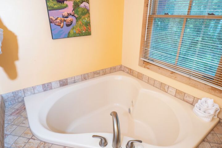 Jetted tub