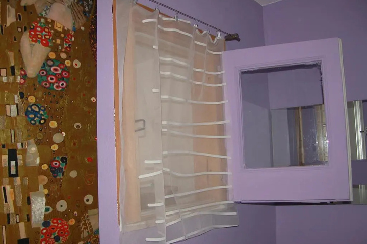 Room 6 of 9