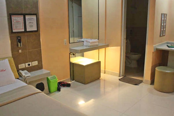 Room 9 of 25