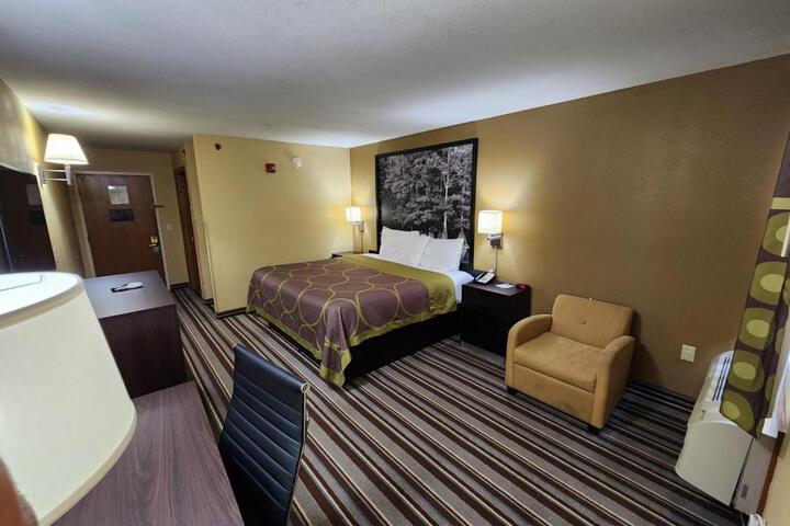 1 King Bed (8 of 10)