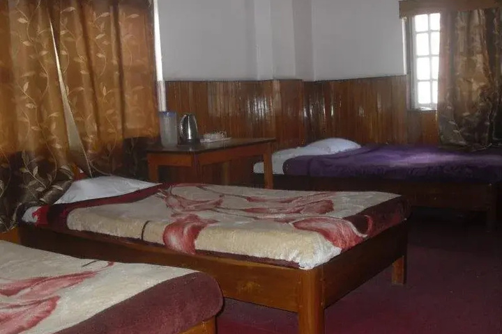 Room 4 of 8
