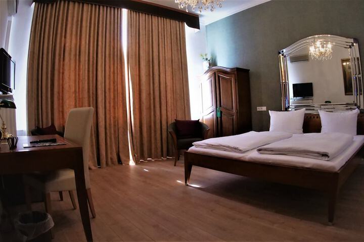 Room 10 of 18